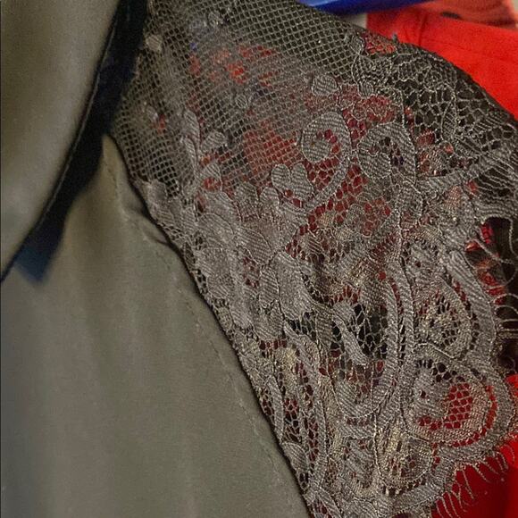 SHEIN Black lace shoulder Crop Blouse - Picture 3 of 4